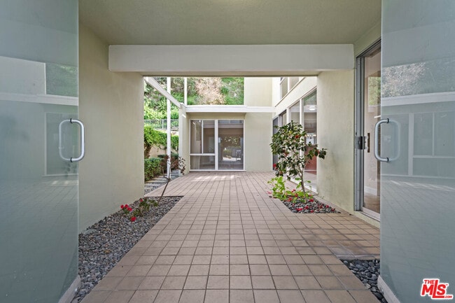 Building Photo - 4118 Del Mar Ave