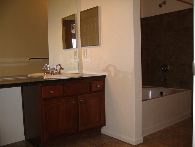 Building Photo - Lovely, Vista Ridge 2 bedroom, 2 bath Condo