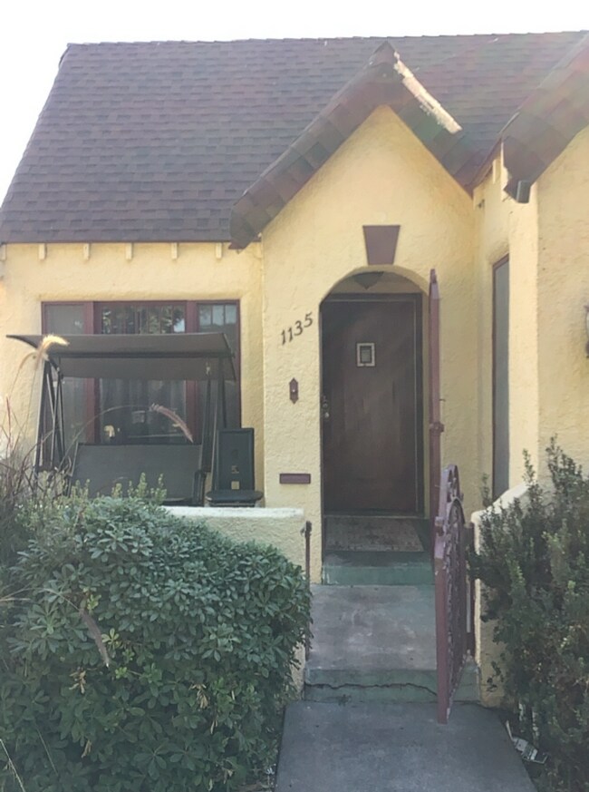 Foto del edificio - Charming 3 Bed/1.5 Bath Tudor with Spaciou...