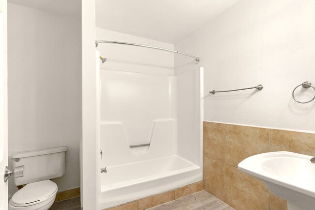 Building Photo - Studio with On site laundry! No Deposit Re...