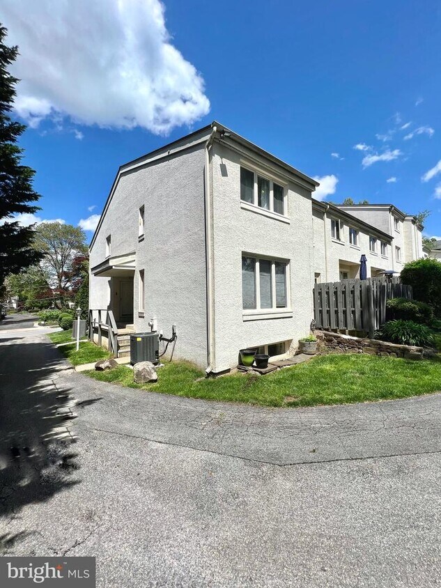 Primary Photo - 117 Montrose Ave