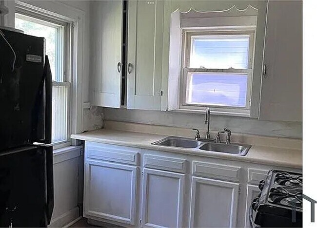 Building Photo - Spacious 3-bedroom, 1-bath Home