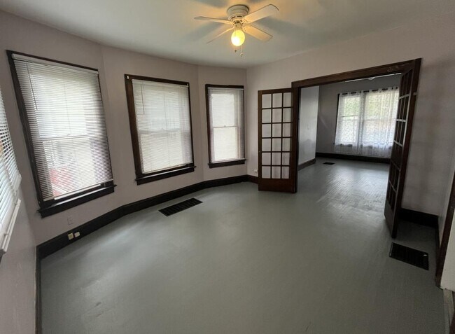 Foto del edificio - 558 Lilley Ave