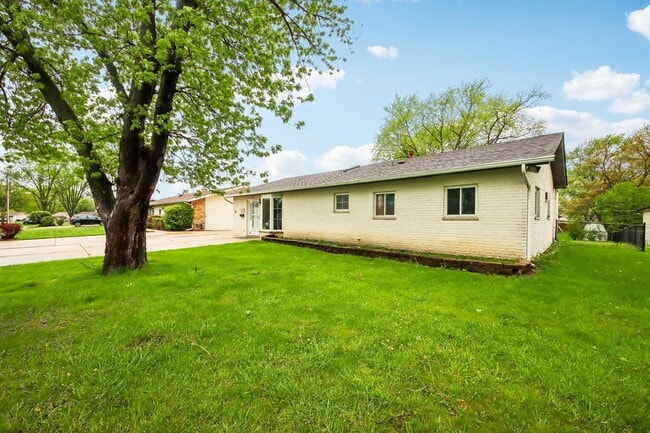 Building Photo - 670 Lakeview Ln