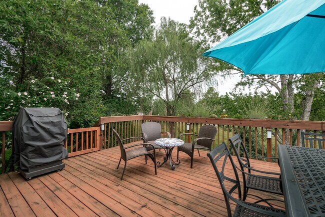 Foto del edificio - 665 Winter Hill Ln