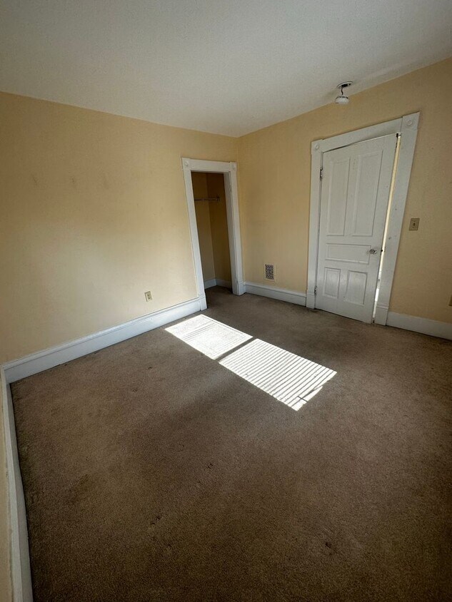 Foto principal - Newly Renovated 5 bedroom - Available June...