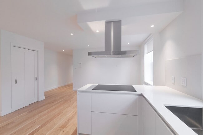 Photo du bâtiment - 4715 Chem. Queen Mary