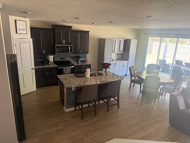 Foto del edificio - 4 Bedroom/3 Bath two-story home in Arbor Greens