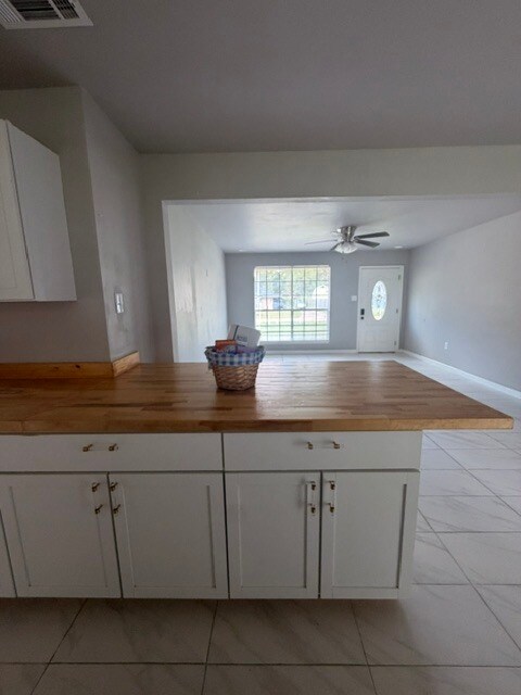 Isla de cocina - 7118 Melpomene Dr