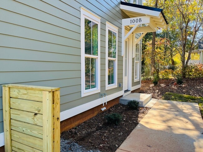 Building Photo - 100 Gardenia Ln