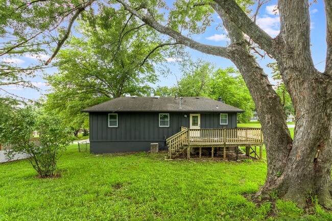 Foto del edificio - Spacious 4-Bed / 2-Bath Home – Grandview, MO