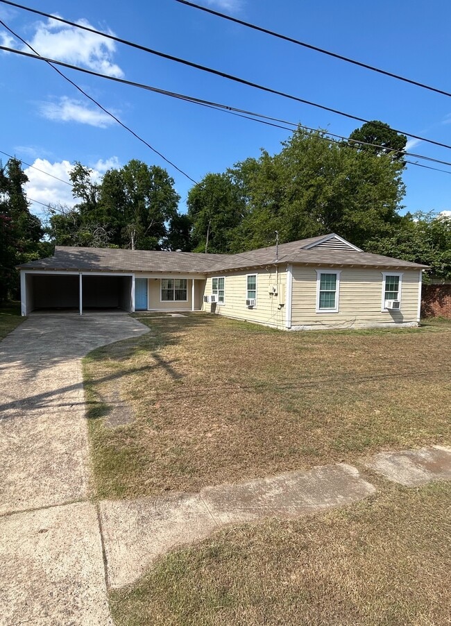 Building Photo - 614 Hickory