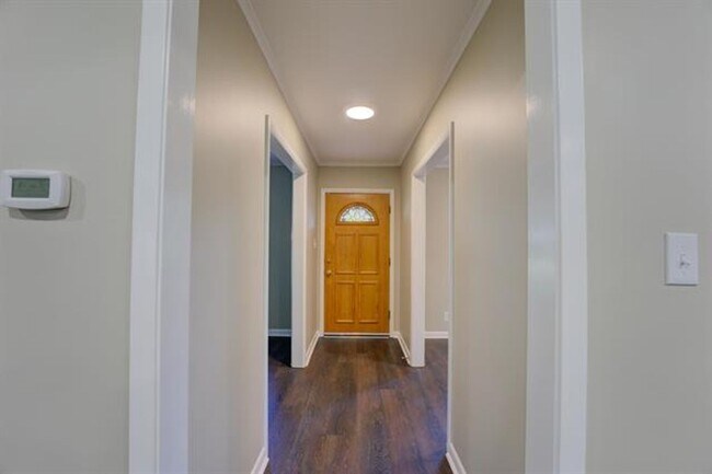 Building Photo - 4 bed, 3 bath recently updated with SS app...