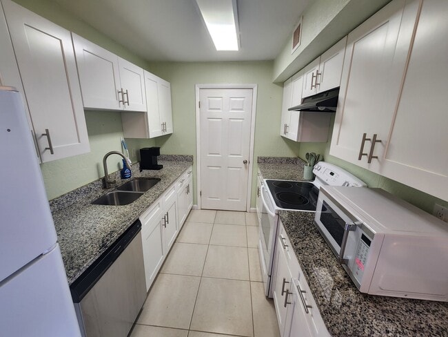 Building Photo - 2130 Forest Knoll Dr NE