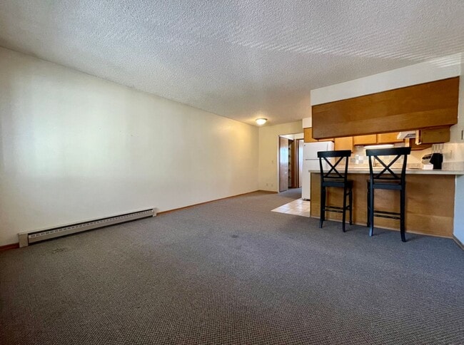 Building Photo - Irvington Top Floor 1 Bed~ Off Street Park...