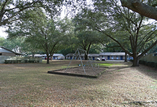 Building Photo - Oakcrest Apartments