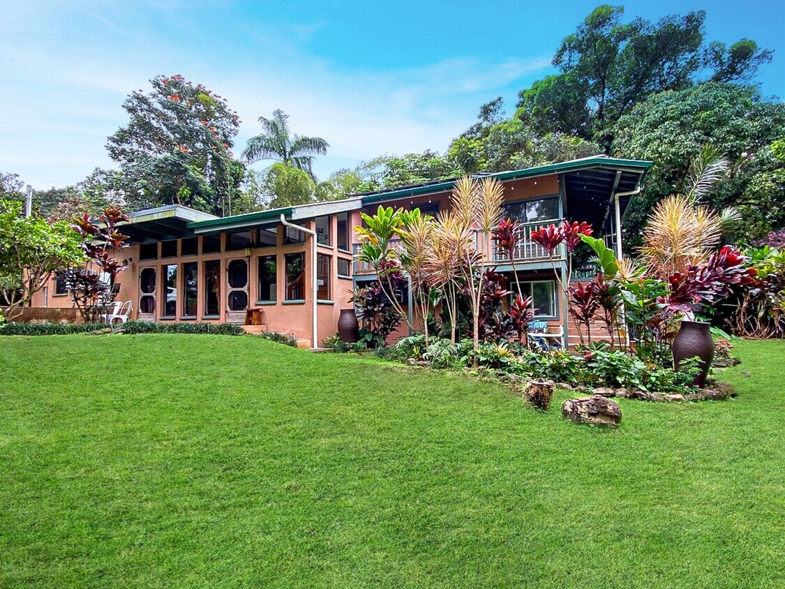 Foto principal - FOR RENT: Private 3 Bed, 2 Bath Custom Tur...