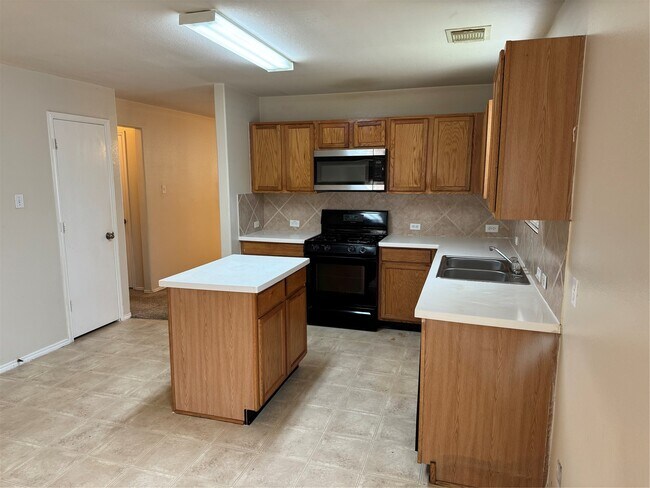 Foto del edificio - 2203 Cold River Dr