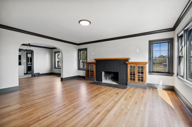 Foto del edificio - 1502 S J ST Unit A - 4 bedrooms