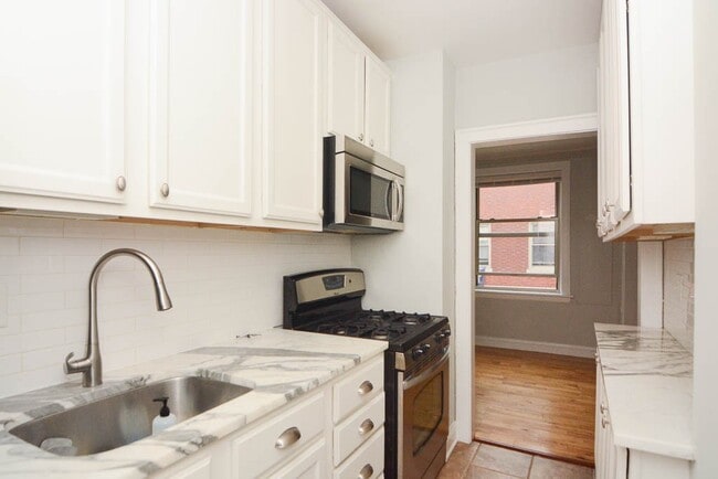 Building Photo - 539.5 W Surf St