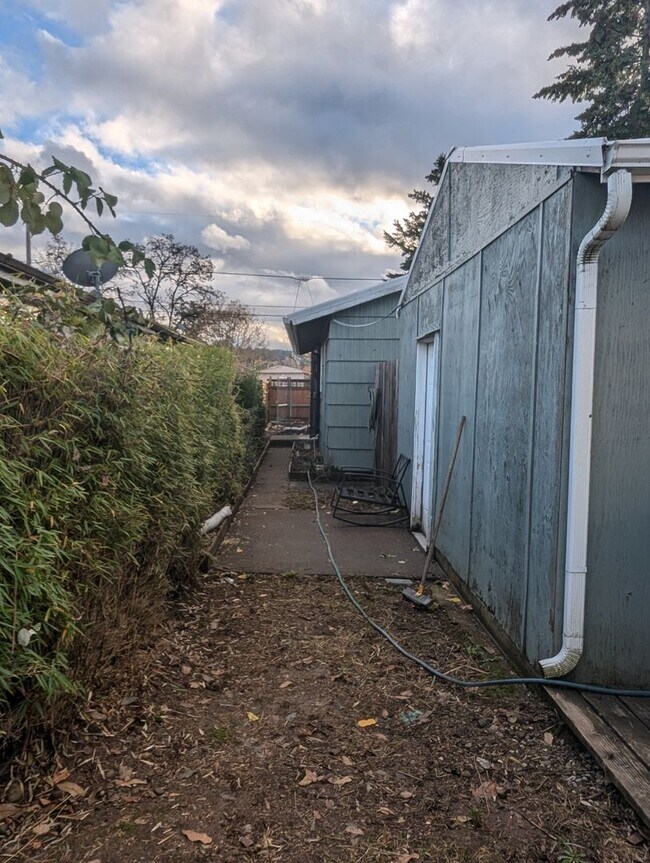 Foto del edificio - Freshly Updated 3 Bedroom 1 bath Home with Garage, Fenced Yard & Pet Friendly!