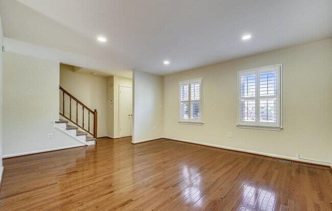 Foto del edificio - Fabulous 3BR/3.5BA Potomac Townhome, in In...
