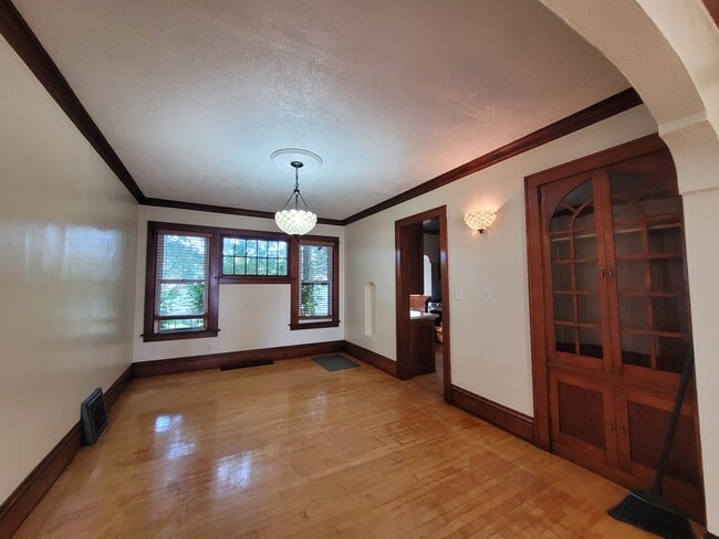 Building Photo - 429 W Cedar St