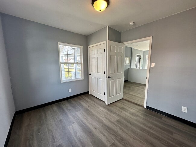 Building Photo - NEWLY RENOVATED AND MOVE-IN READY - EMPORI...