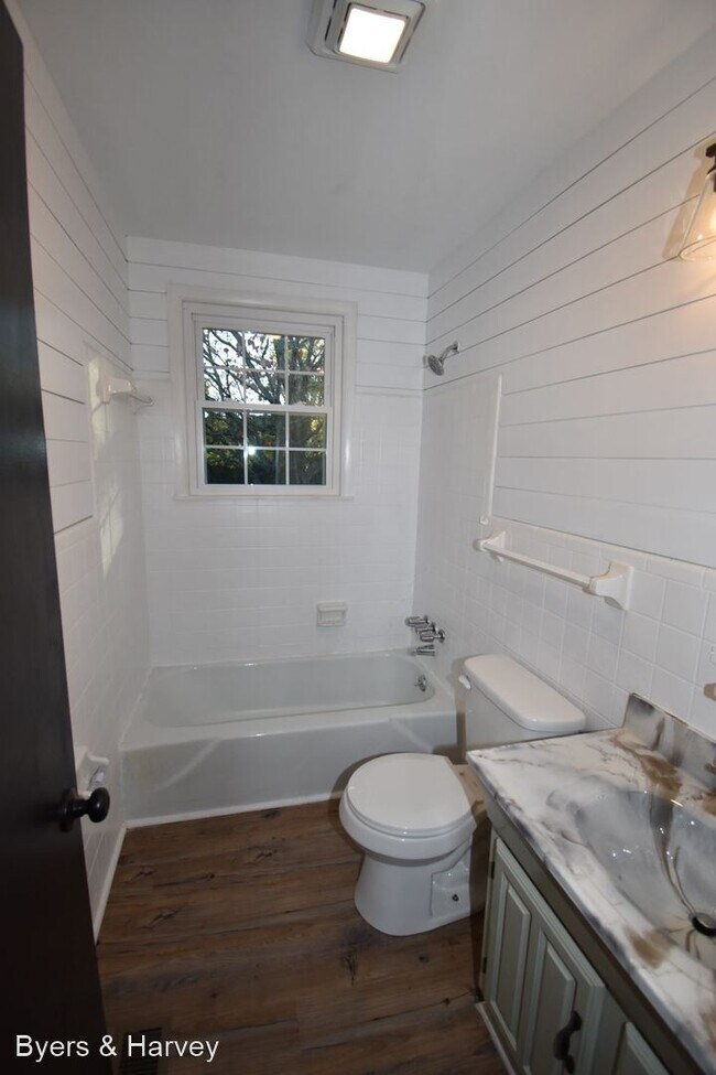 Building Photo - 3 br, 1 bath House - 330 Crest Drive