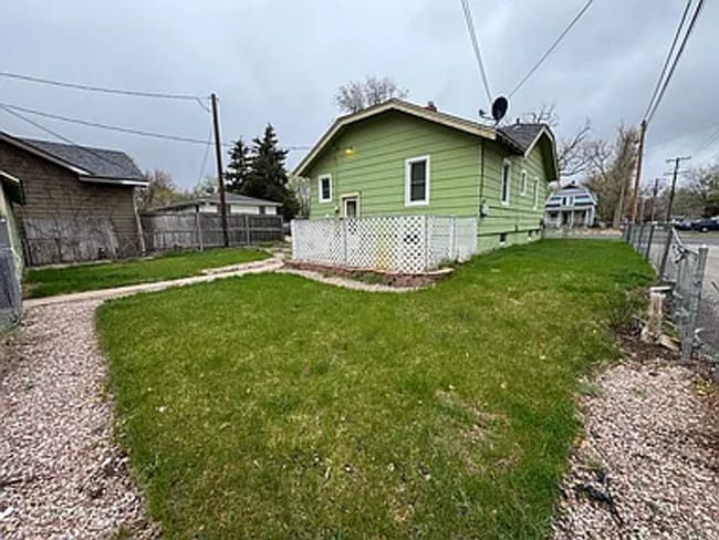 Building Photo - 4 bedroom 2 bathroom home!
