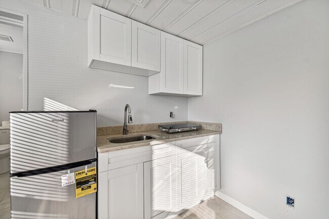 Building Photo - 39041 Manor Dr