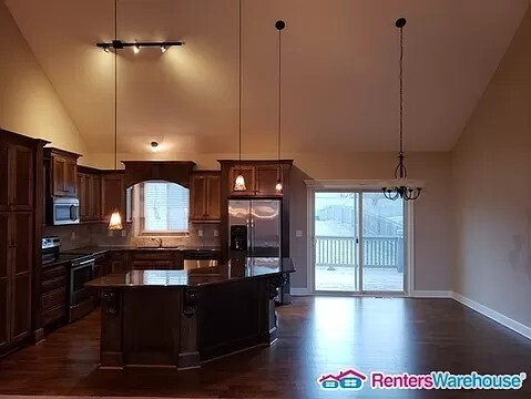 Building Photo - 4 Bed 3 Bath In Raymore For Rent! Availabl...