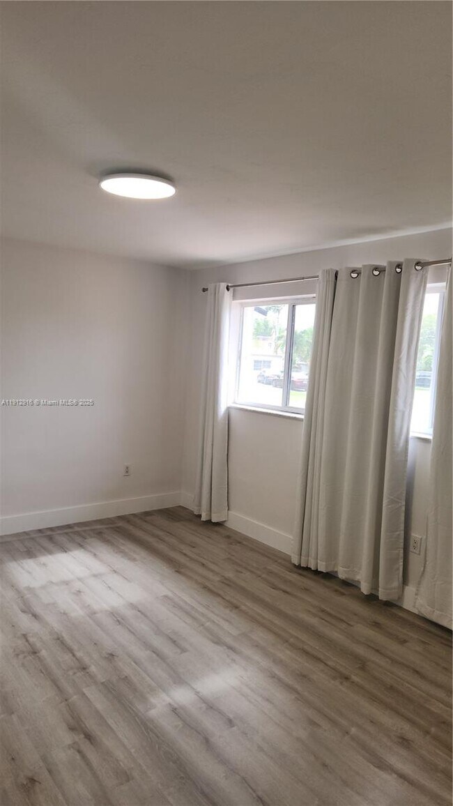 Foto del edificio - 15630 NW 2nd Ct