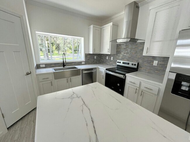 Foto del edificio - 5644 Woodford St