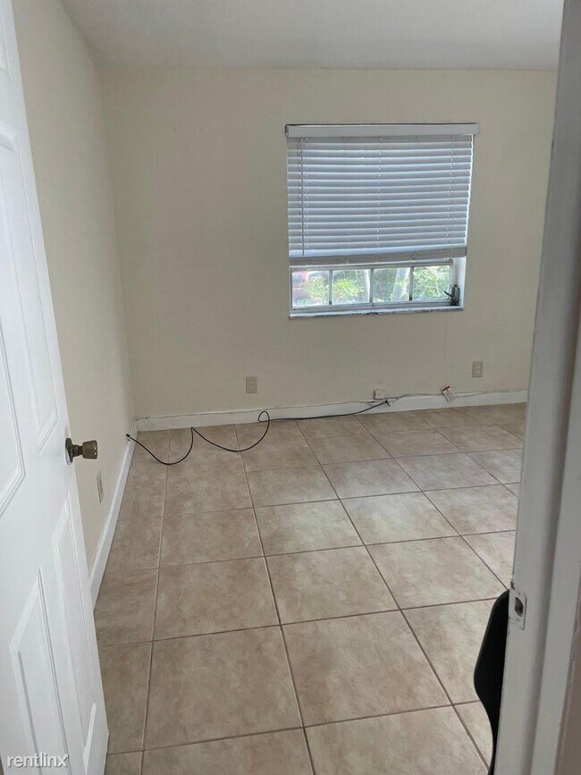 Foto del edificio - 2 br, 1 bath Condo - 2607 NE 8th Ave Apt 49