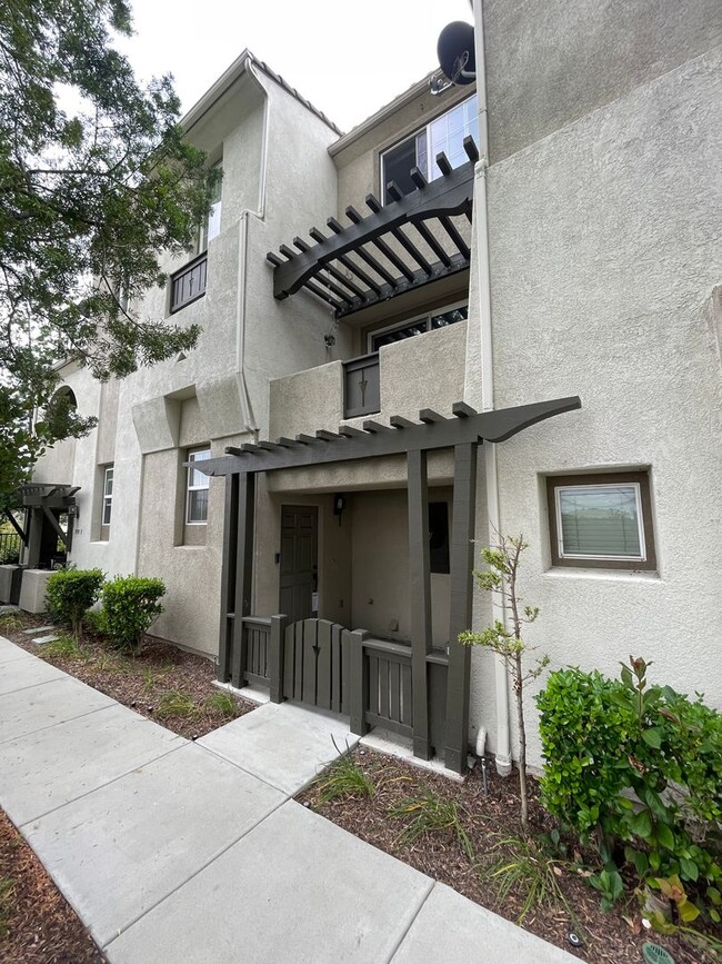 Building Photo - 3 bedrooms 3 bathrooms townhome FOR RENT i...