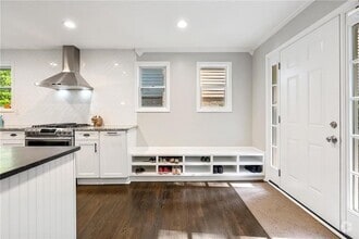 Building Photo - 486 Lakeshore Dr NE