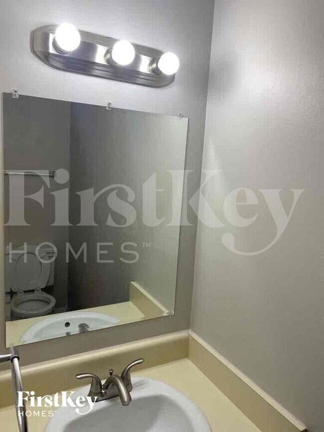 Building Photo - 5040 Leland Dr