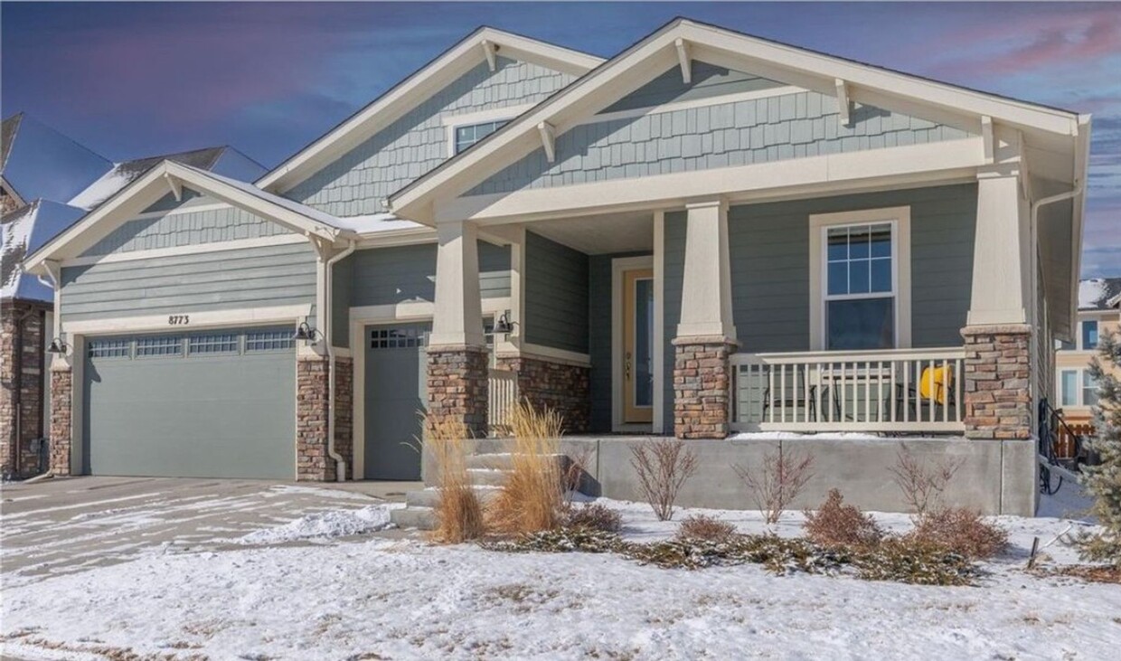 Foto principal - Gorgeous & Large 3 Bedroom 2 Bath Home wit...