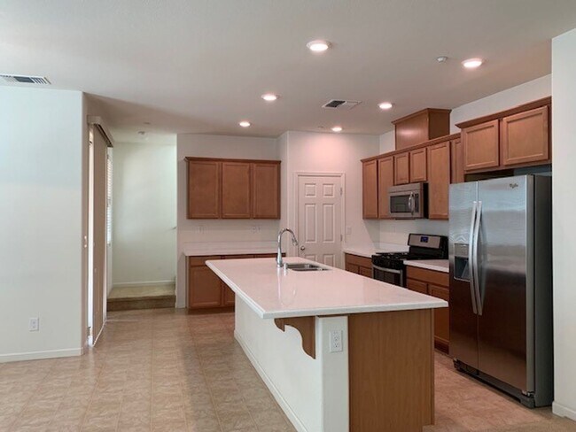 Foto del edificio - Two Story Home Across the Street from a Beautiful Park