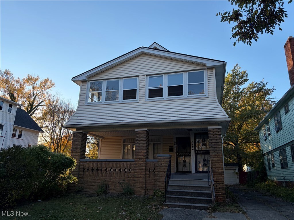 922 Helmsdale Rd Cleveland Heights, OH 44112 – photo 1