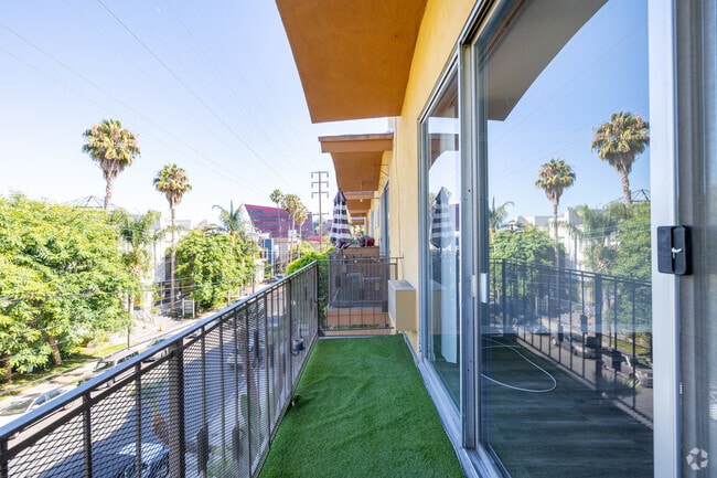 2BR, 2BA - 1,100SF - Balcony - 909 Palm Ave
