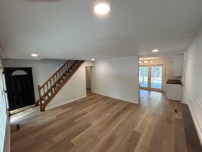 Building Photo - 946 Caniff Rd