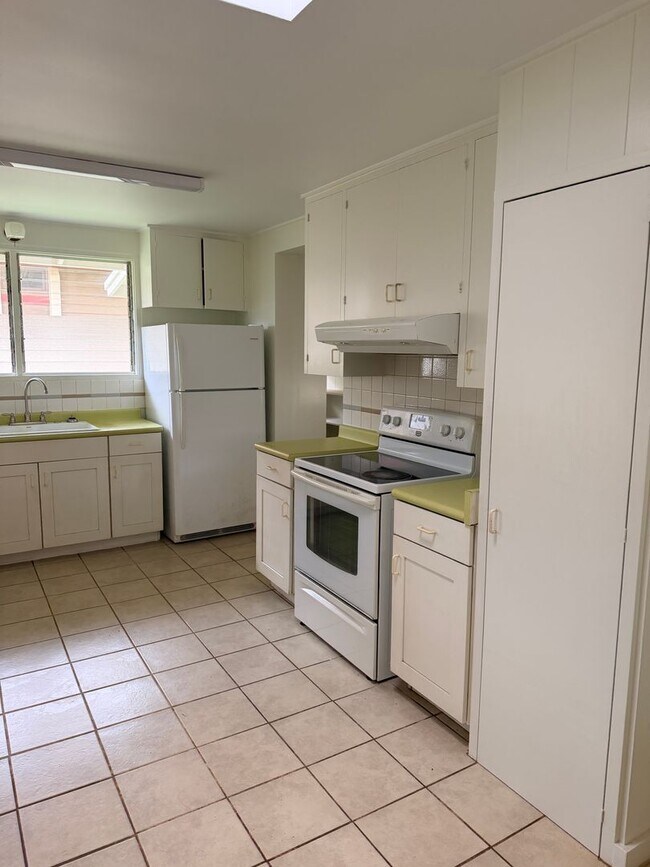 Foto del edificio - Cozy home with large yard in Wailuku