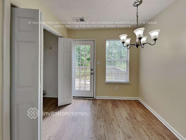 Foto del edificio - 1384 Camrose Ct
