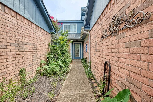 Building Photo - 526 Birdsong Dr