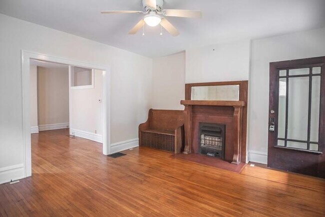 Building Photo - Charming 2 bed, 1 bath! COMING SOON