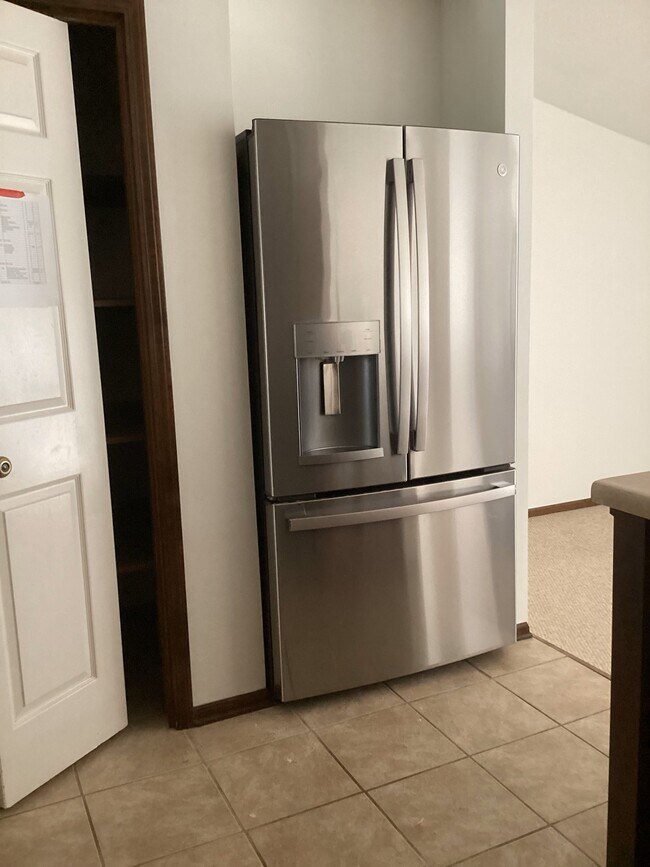 Large refrigerator - 5826 Highland Ter
