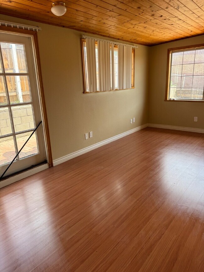 Foto del edificio - Large yard, spacious interior, extra parking and much more