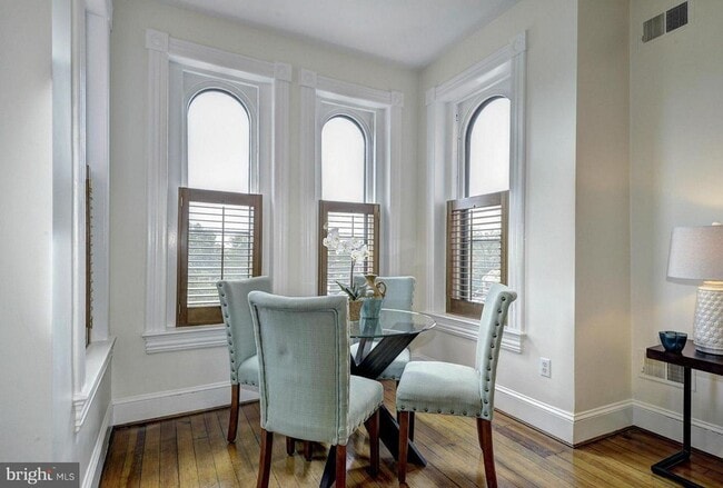 Building Photo - Spacious + Bright 1 Bedroom in Capitol Hill!